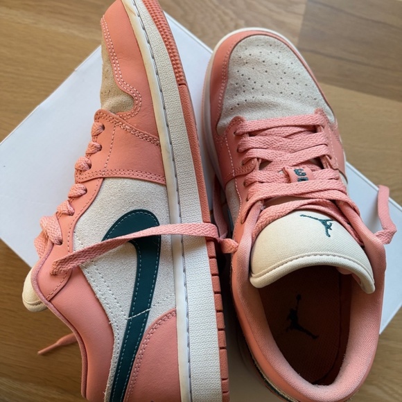 Nike Air Jordan 1 Low Size 8.5 WMNS - Picture 12 of 12